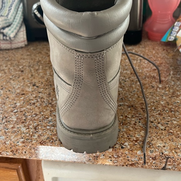 Grey timberland women’s size 8 1/2 little warn but I. Great condition - Picture 3 of 4